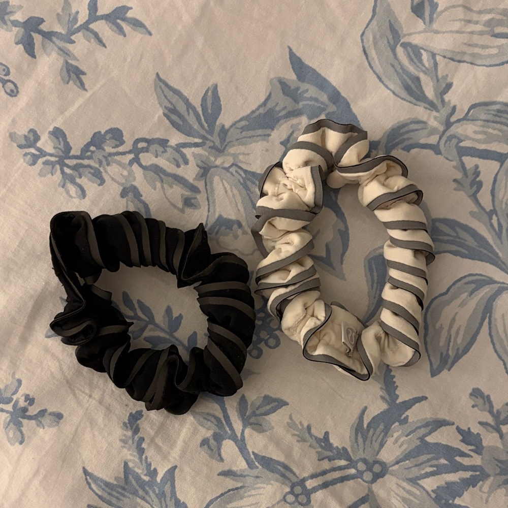 Lululemon light locks scrunchie reflective pack
